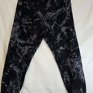 Calvin Klein Performance Patteened Black and Gray Capri Leggings